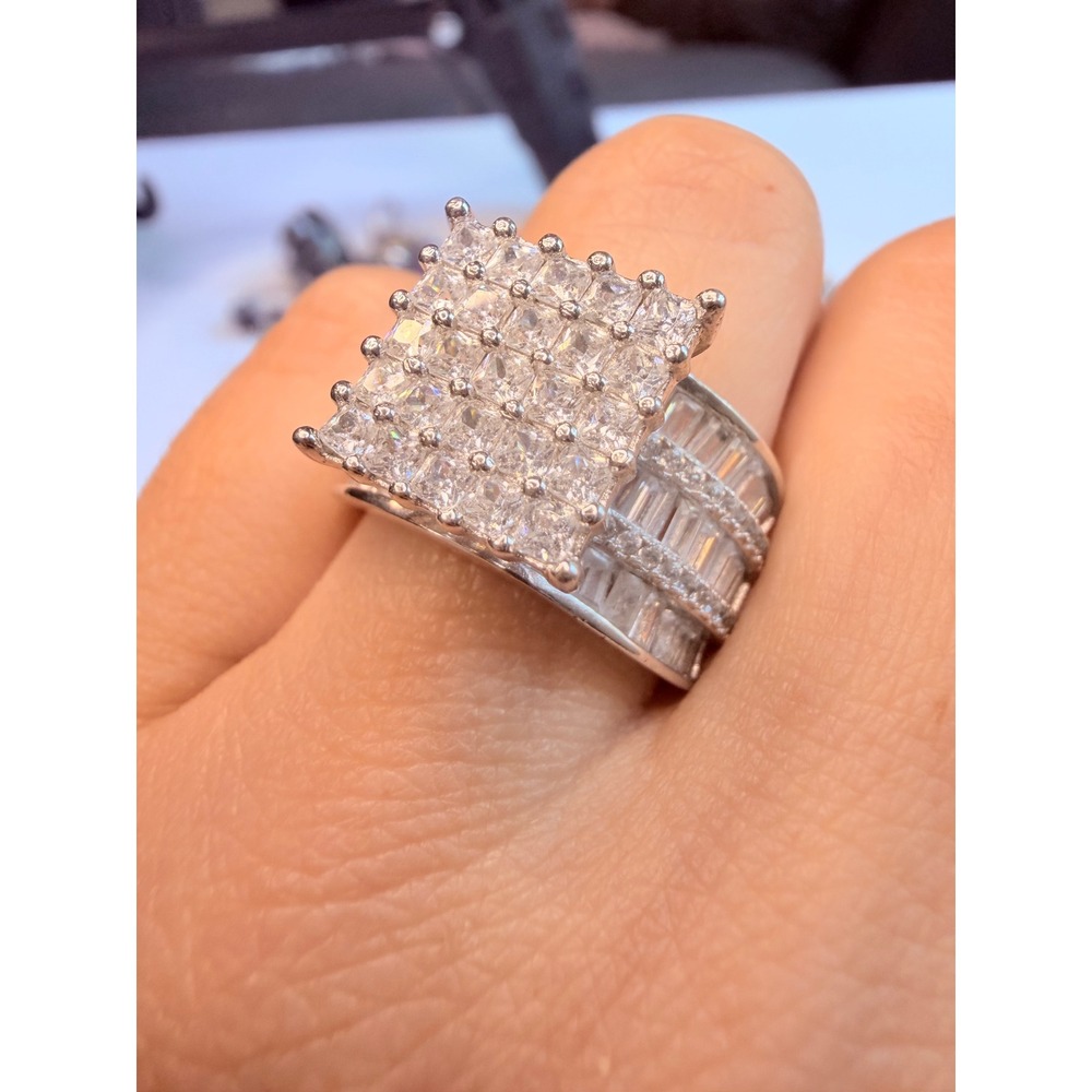Beautiful Sterling silver ring. Size on pictures. Stamped.